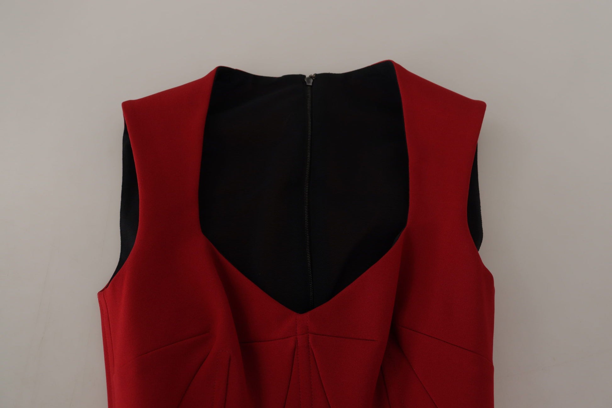 Elegante vestido rojo ajustado midi