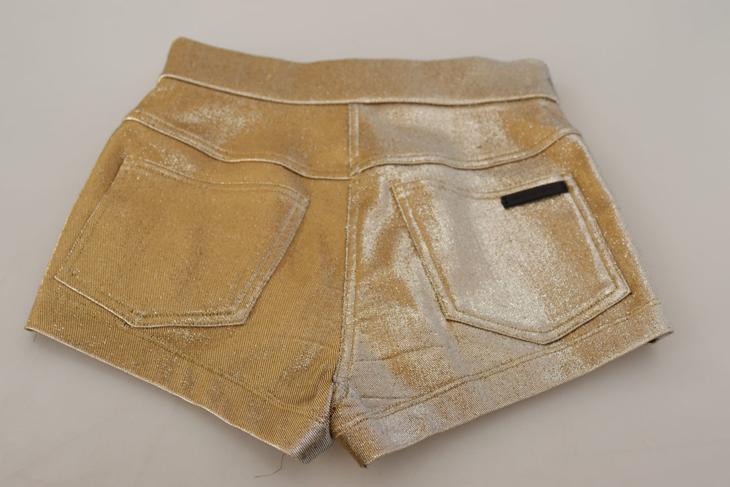 Goldene Hotpants-Shorts mit hoher Taille