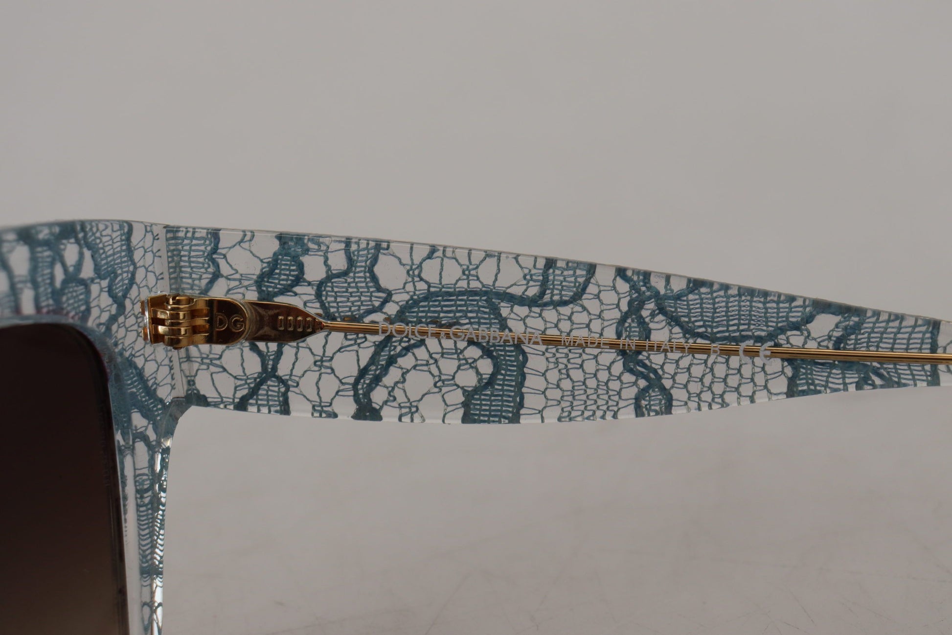 Elegante blaue Sonnenbrille mit Spitzendetail