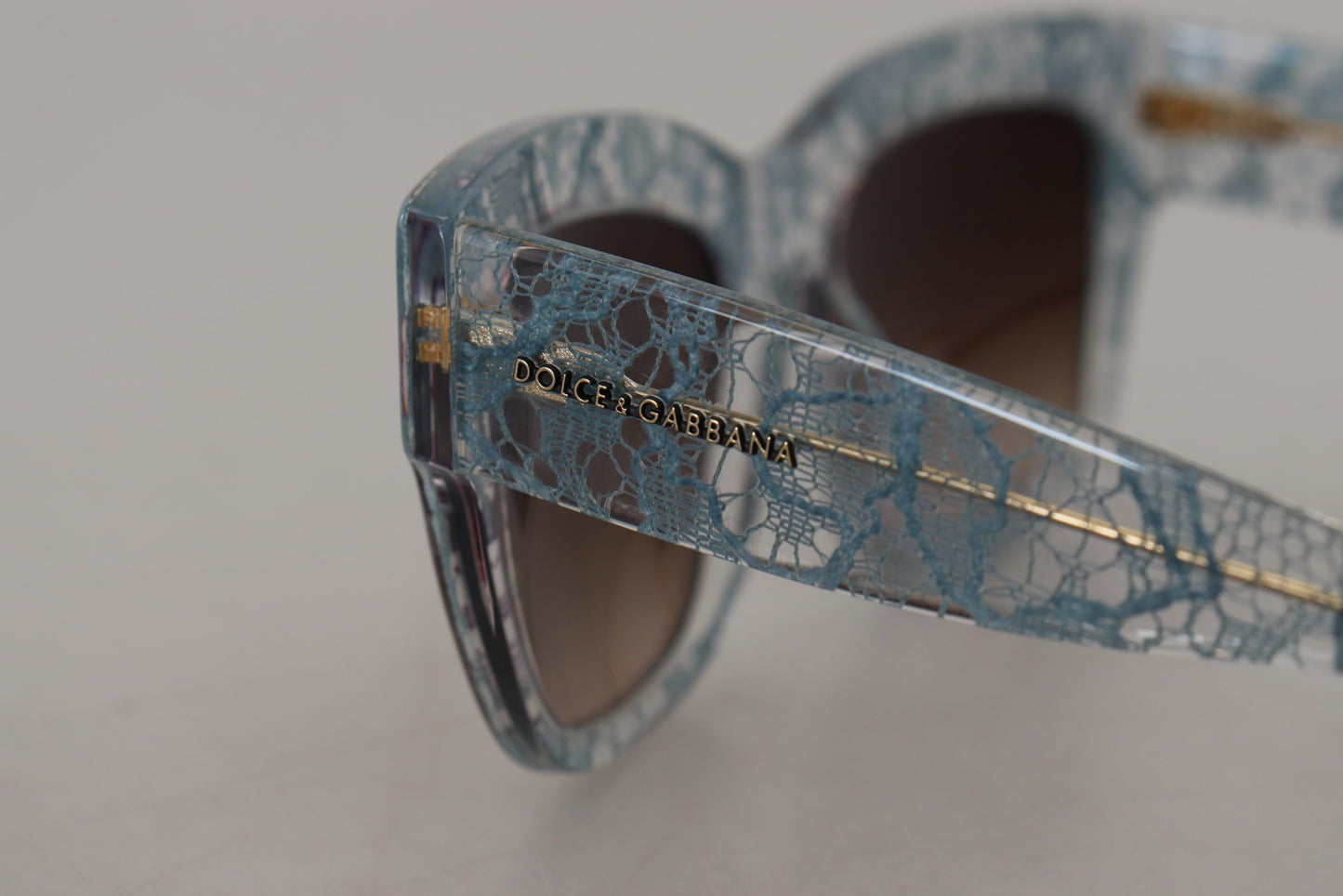 Elegante blaue Sonnenbrille mit Spitzendetail