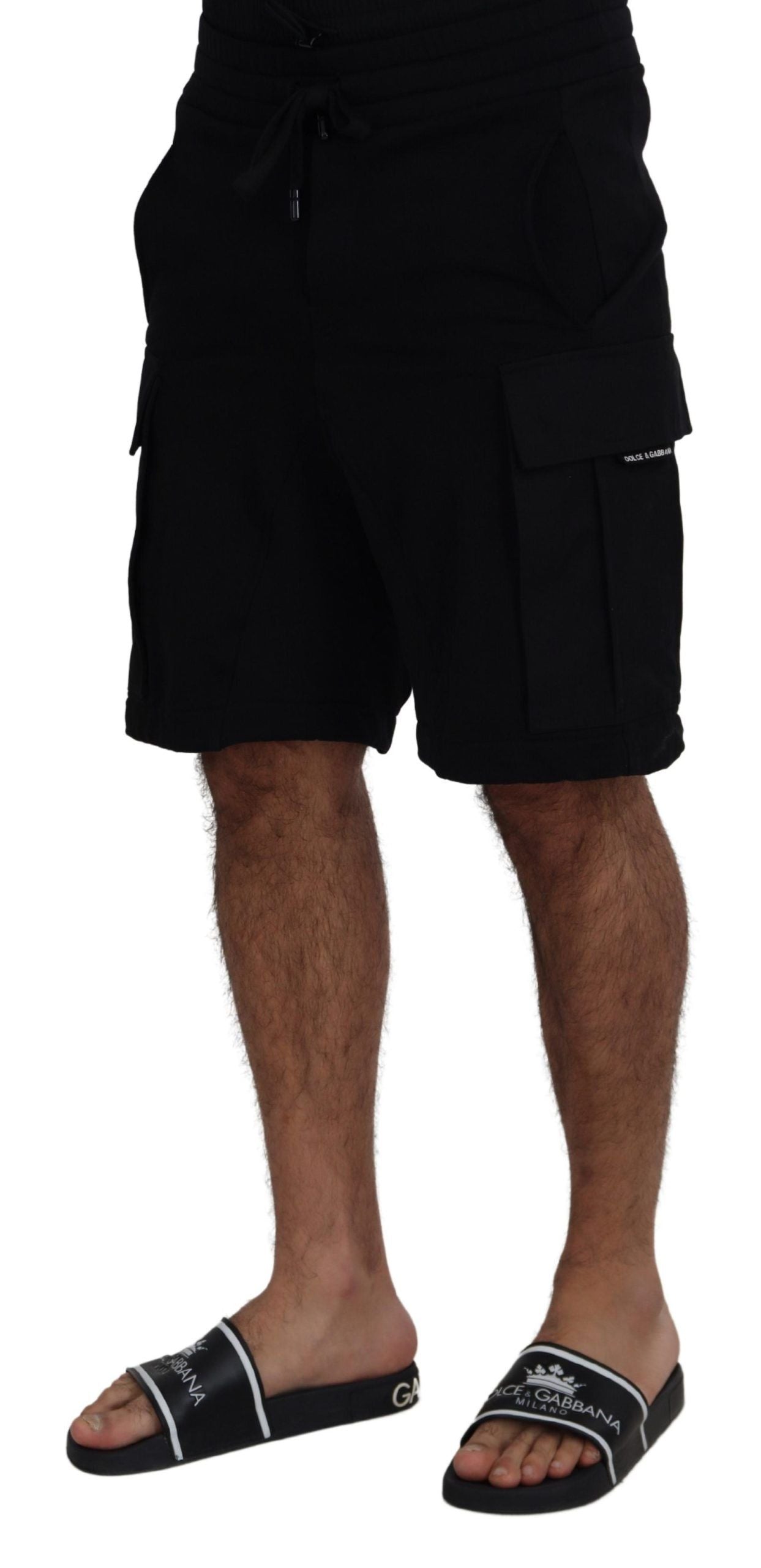 Machen Sie Ihren Sommer zum Erlebnis: Klassische schwarze Bermudashorts