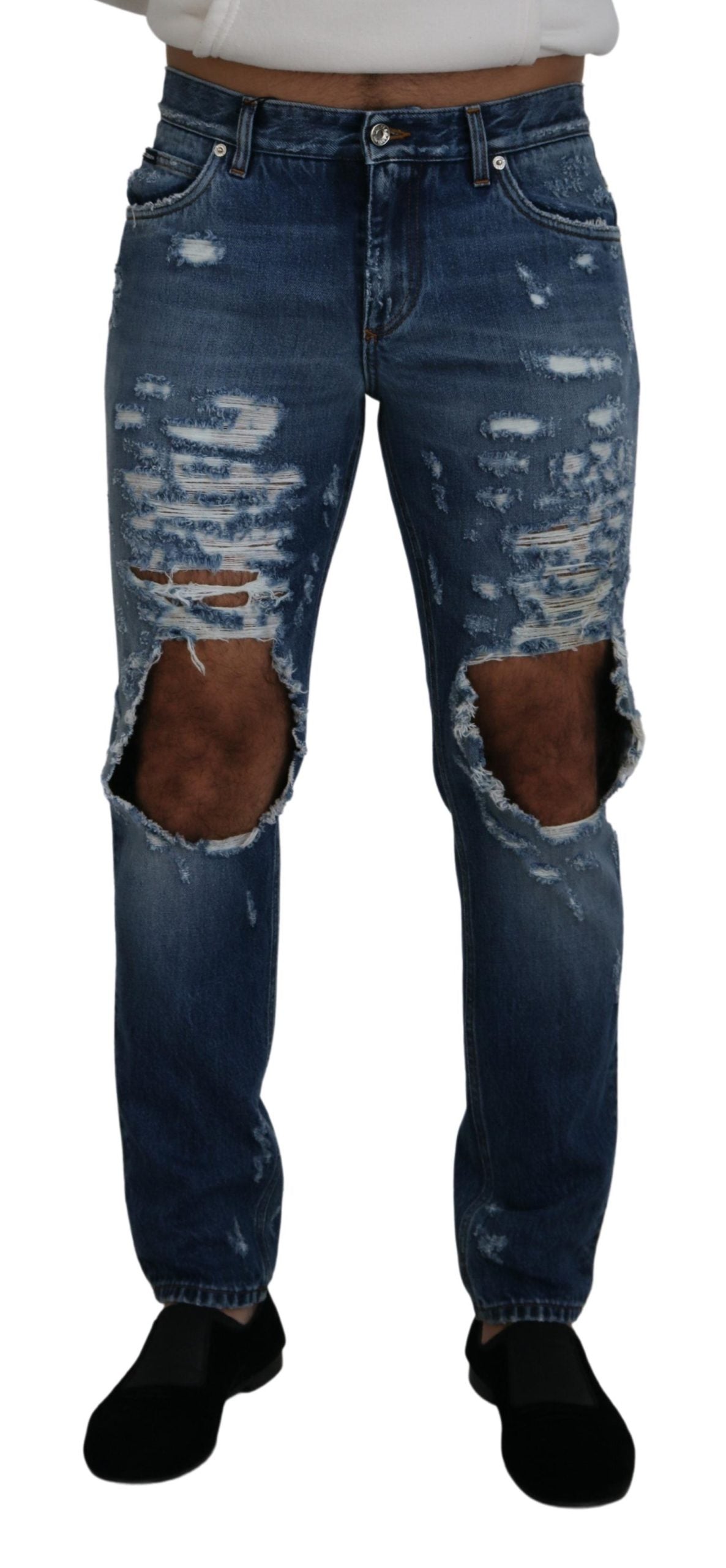 Schicke zerfetzte Jeanshose für den modernen Mann