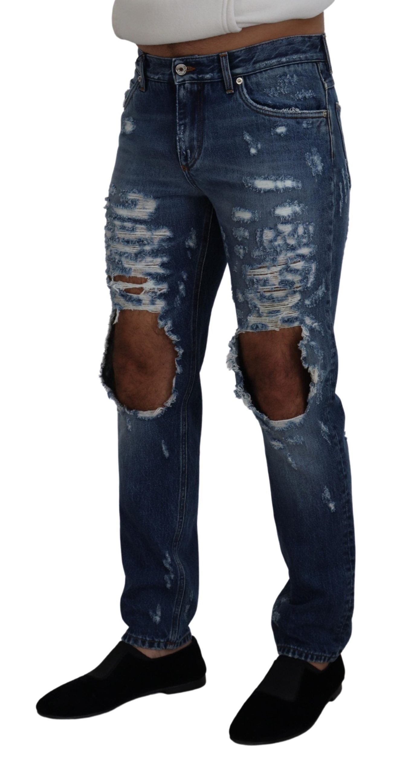 Schicke zerfetzte Jeanshose für den modernen Mann