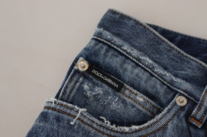 Schicke zerfetzte Jeanshose für den modernen Mann