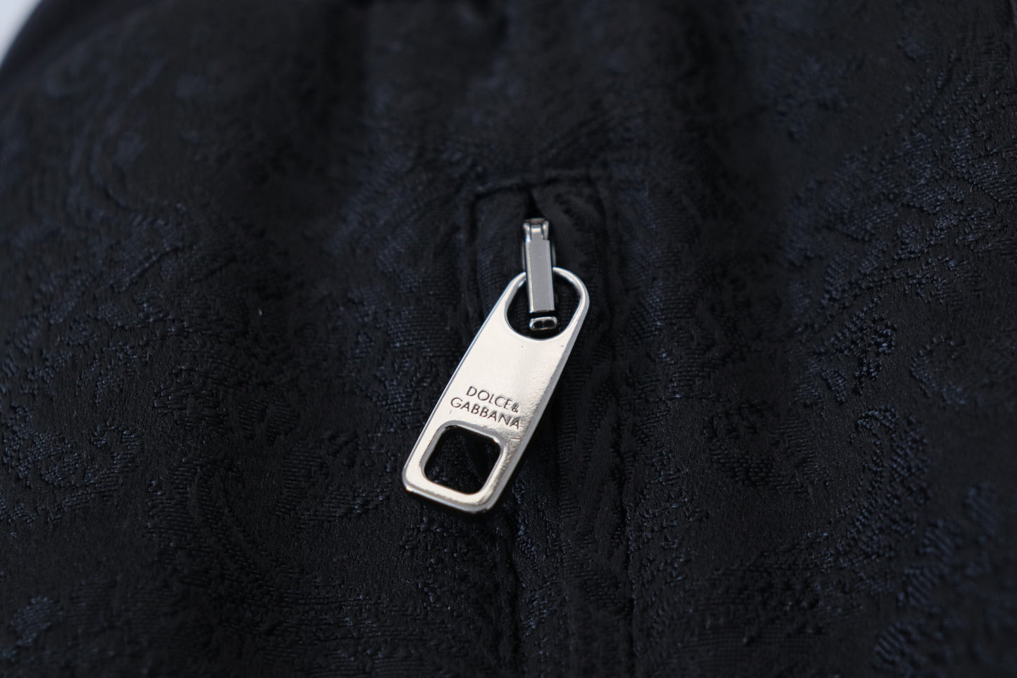 Pantalones deportivos negros elegantes para el hombre moderno