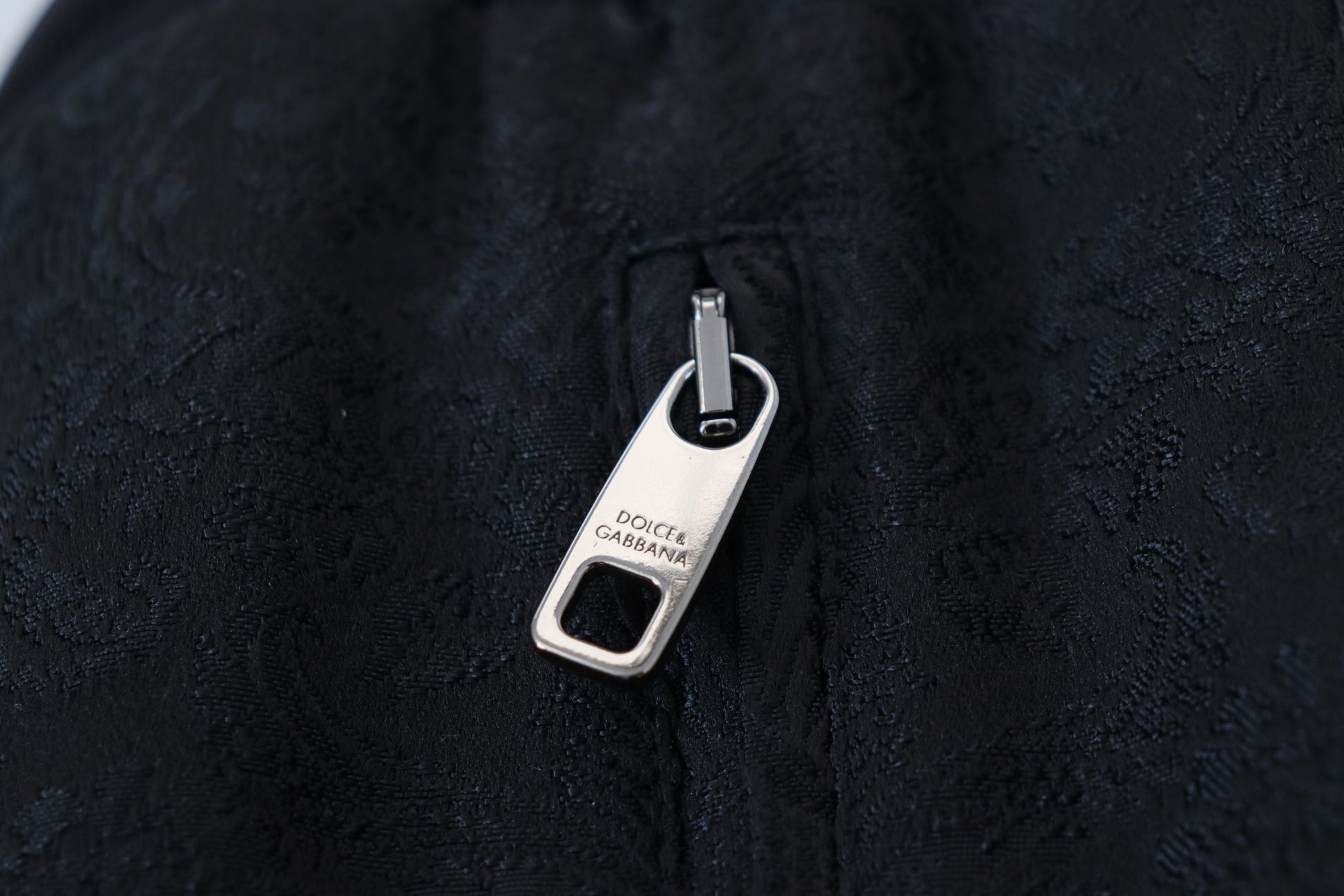 Pantalones deportivos negros elegantes para el hombre moderno