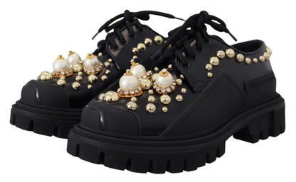 Zapatos Derby de piel negra atemporales con detalles glamorosos