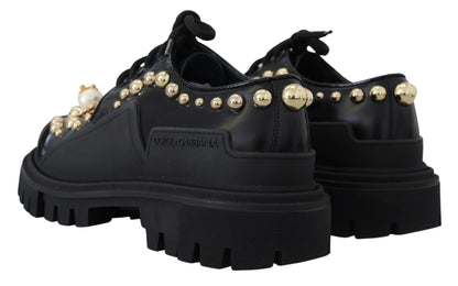 Zapatos Derby de piel negra atemporales con detalles glamorosos