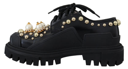 Zapatos Derby de piel negra atemporales con detalles glamorosos