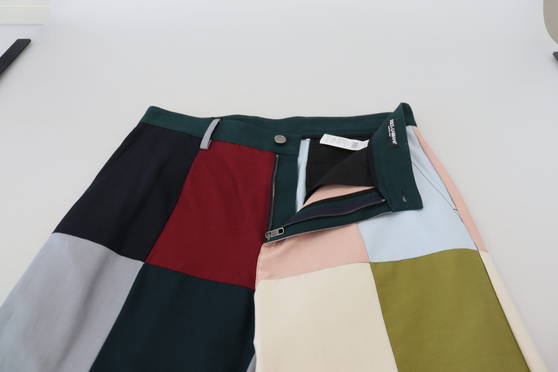 Impresionantes pantalones de patchwork multicolor