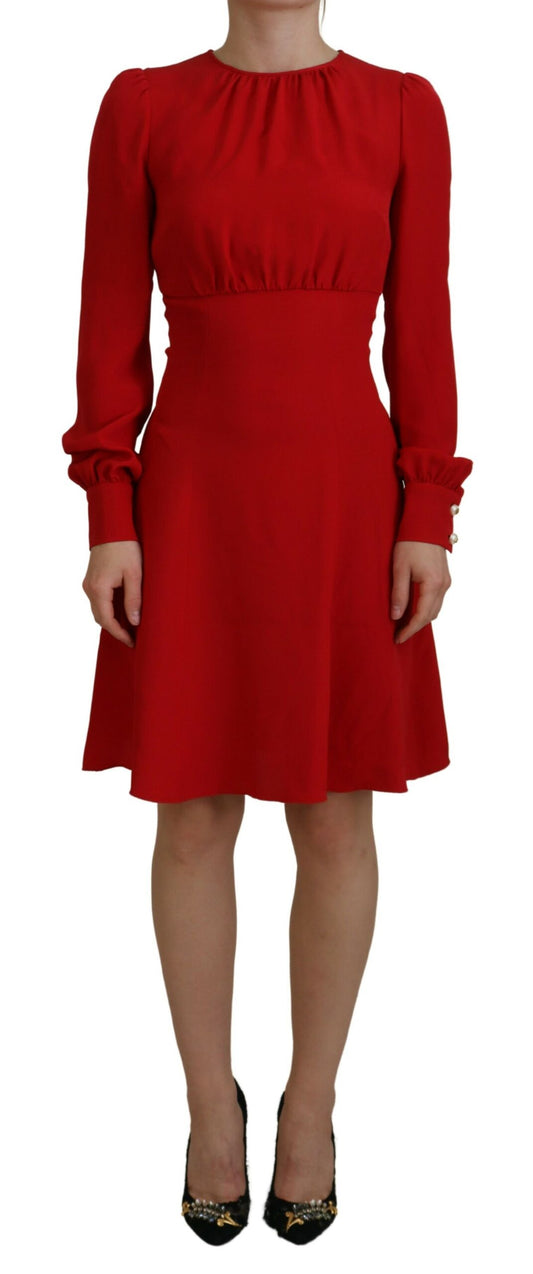 Elegante vestido de seda roja hasta la rodilla con corte en A