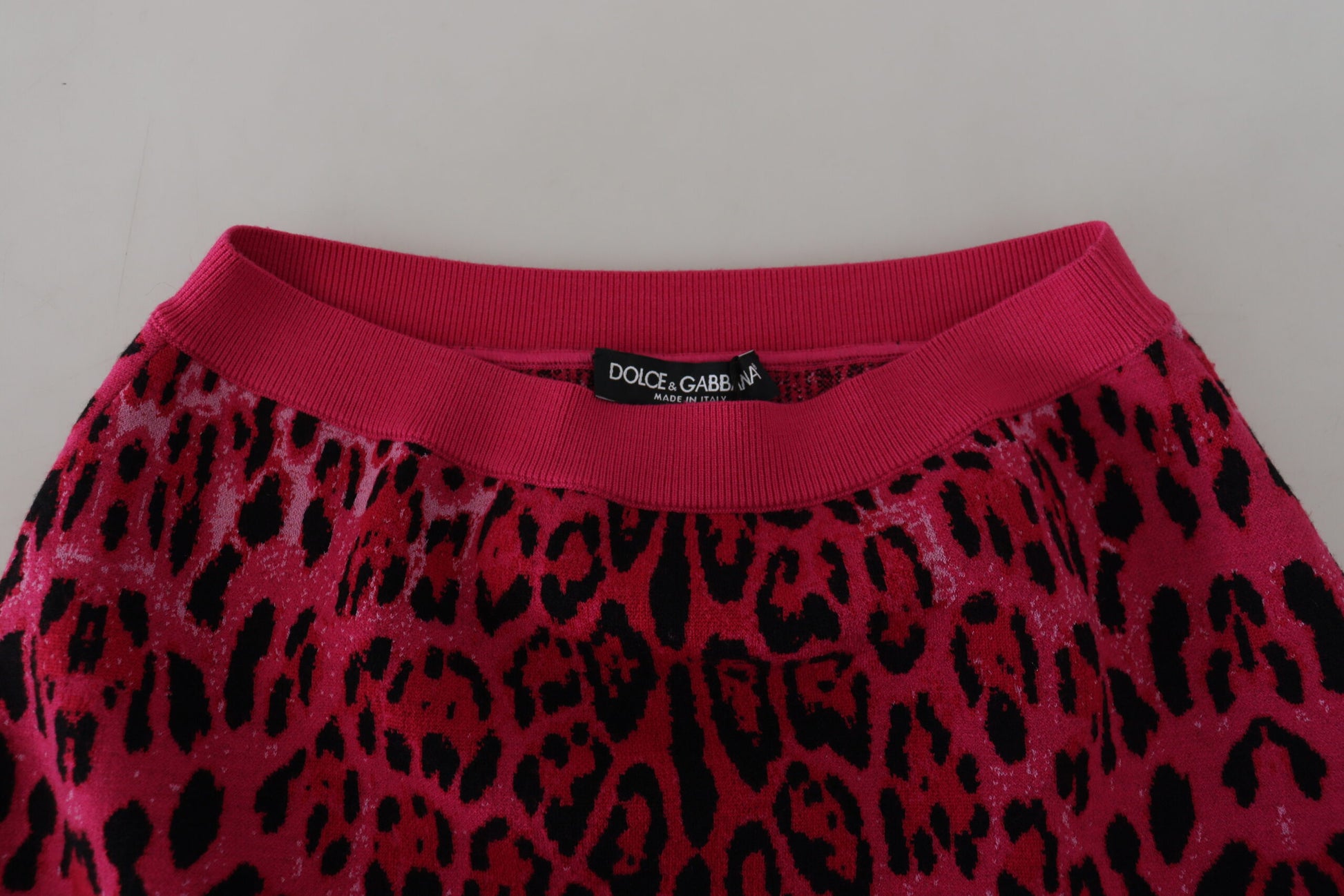 Minifalda elegante de talle alto con estampado de leopardo en color rosa