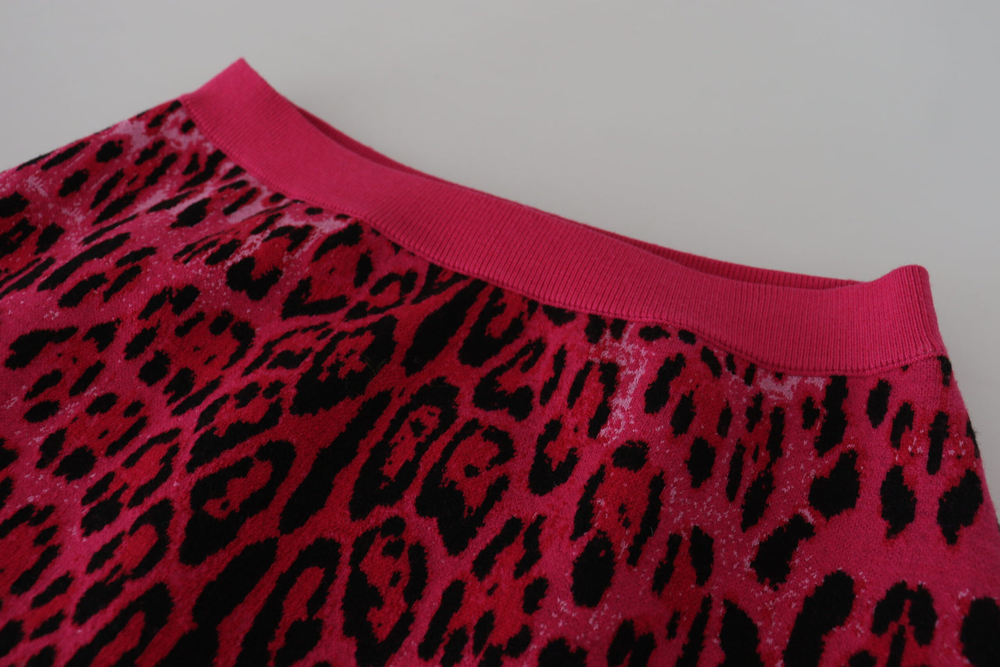 Minifalda elegante de talle alto con estampado de leopardo en color rosa