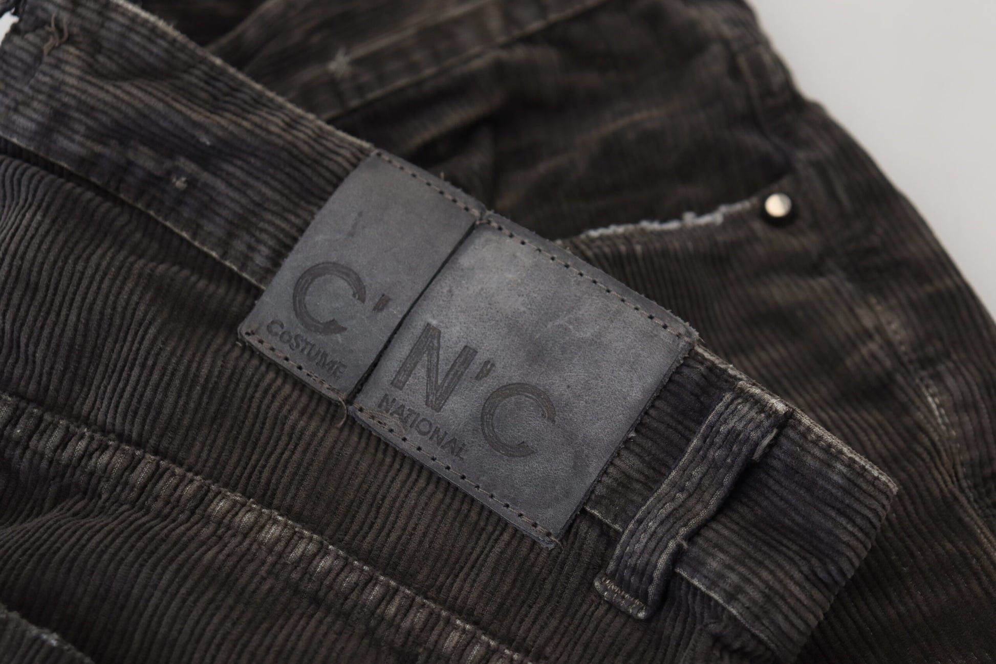 Elegantes jeans de pana gris