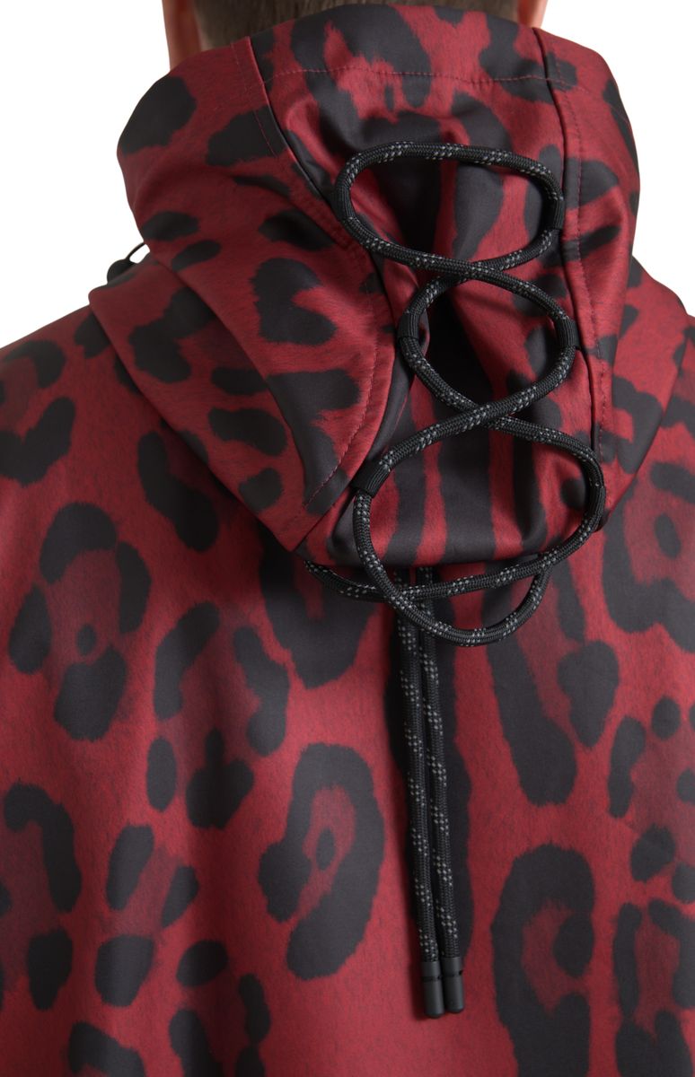 Chaqueta con capucha y estampado de leopardo en rojo radiante