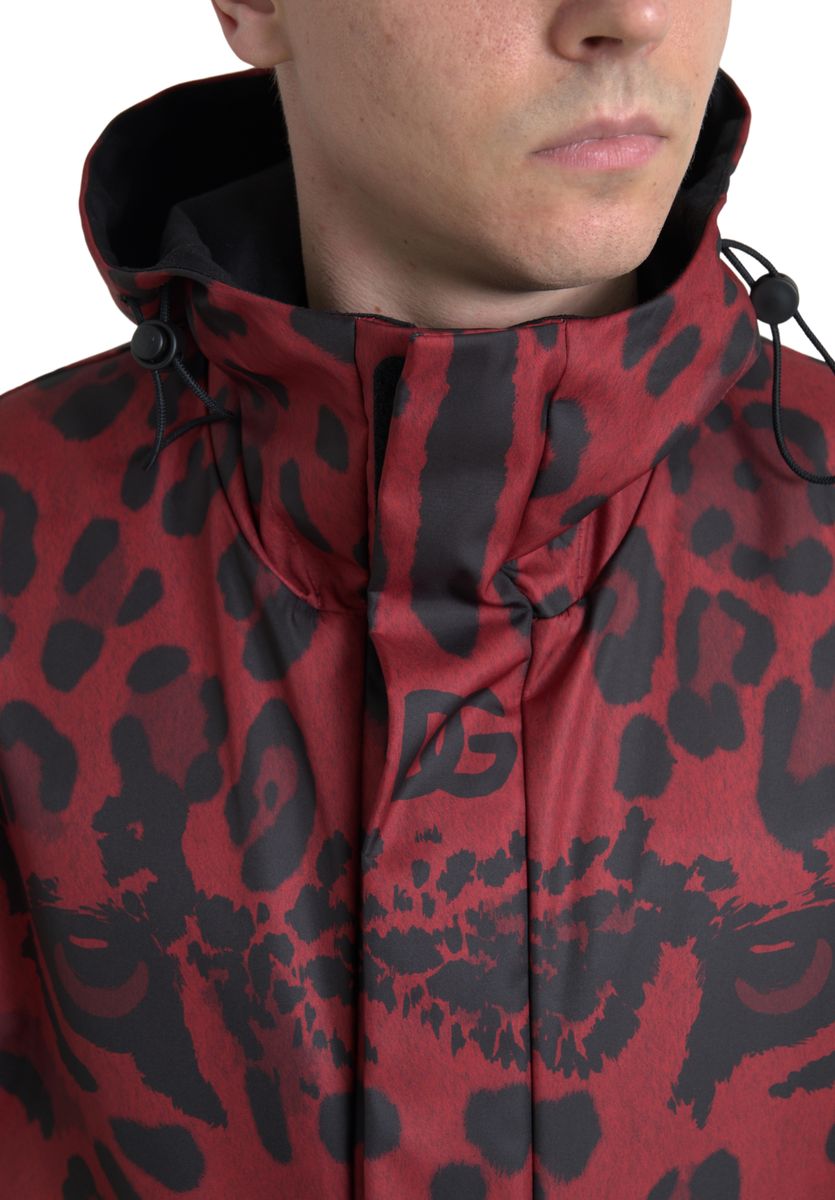 Chaqueta con capucha y estampado de leopardo en rojo radiante