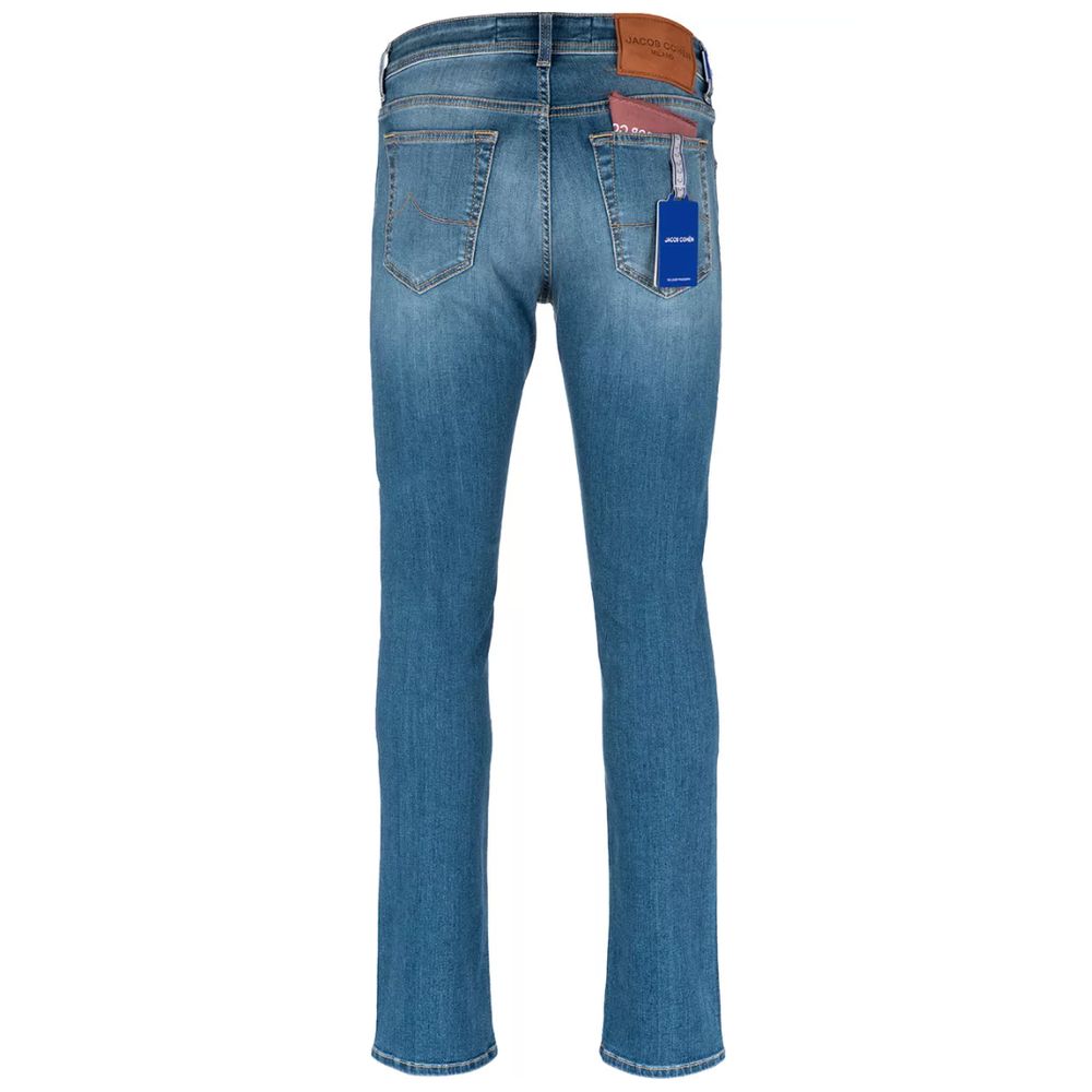 Elegante pantalón vaquero azul claro de corte ajustado