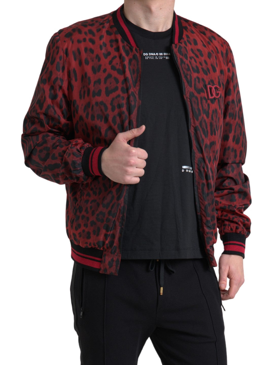 Rote Bomberjacke mit Leopardenmuster