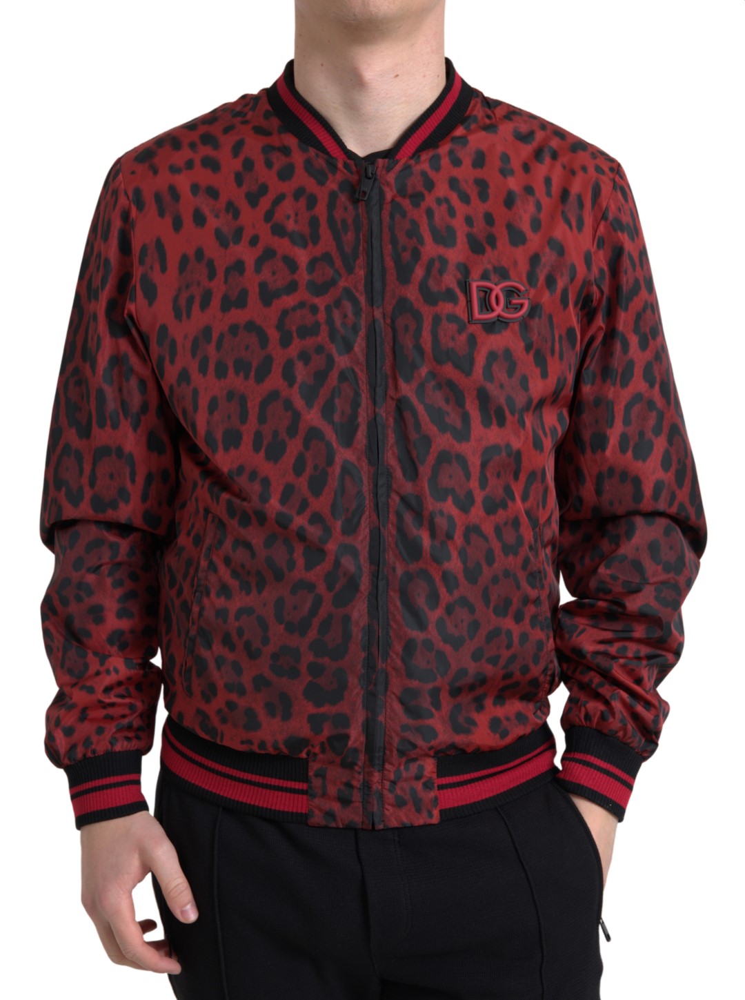 Rote Bomberjacke mit Leopardenmuster