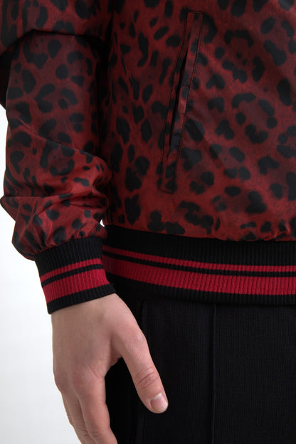 Rote Bomberjacke mit Leopardenmuster