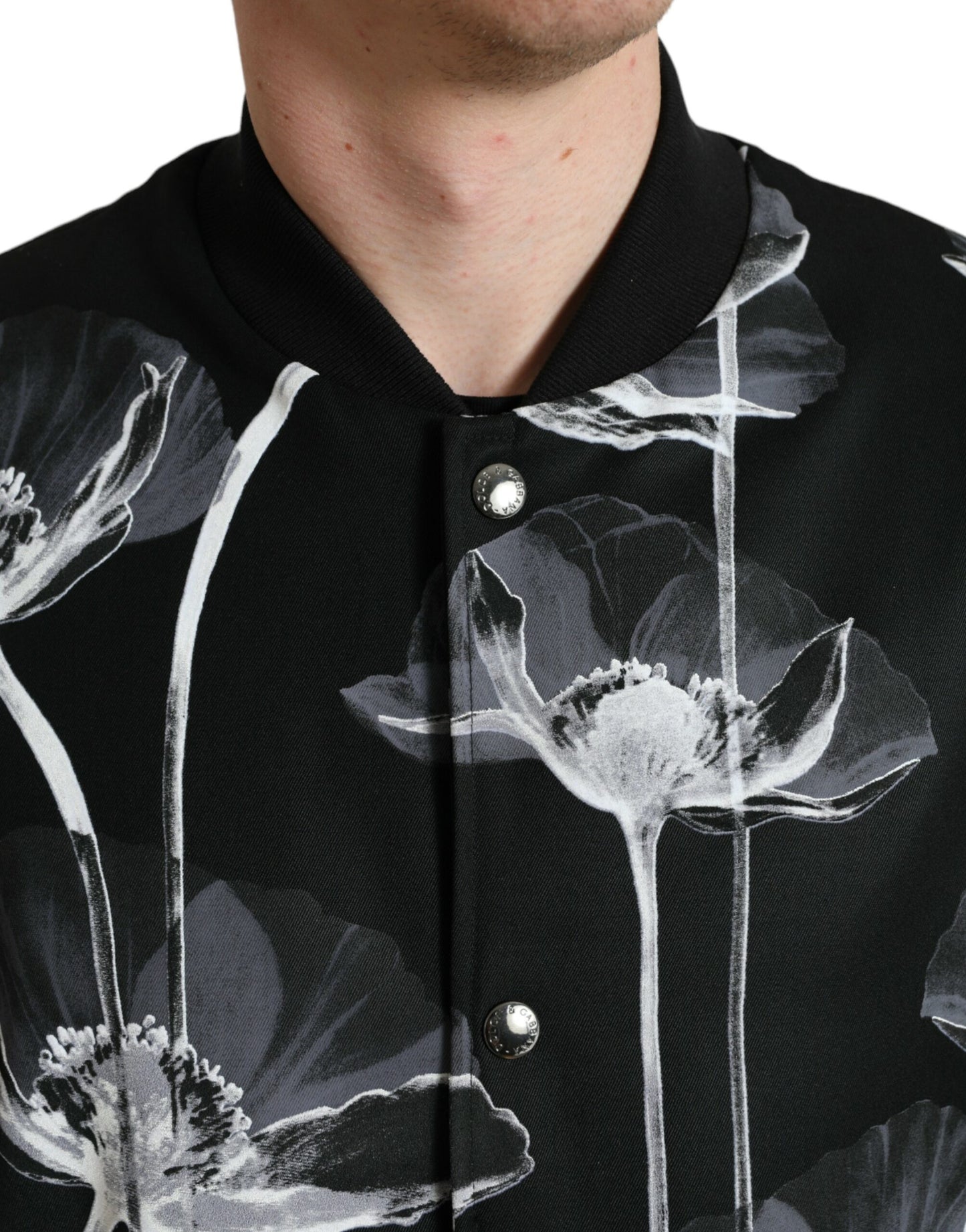 Elegante chaqueta bomber con estampado floral