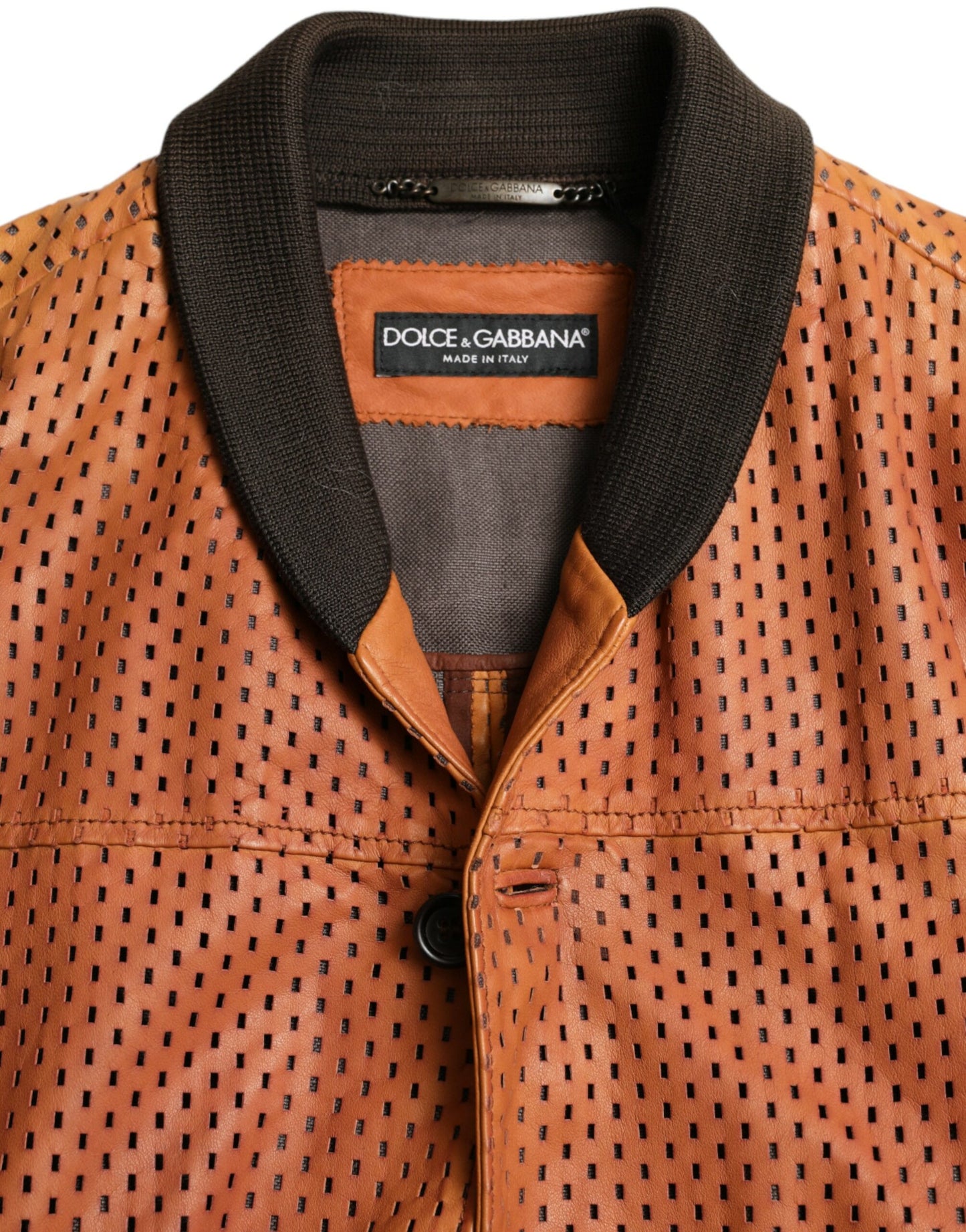 Elegante chaqueta bomber de cuero perforado