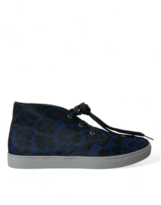 Schicke blaue Mid-Top-Sneaker mit Leopardenmuster