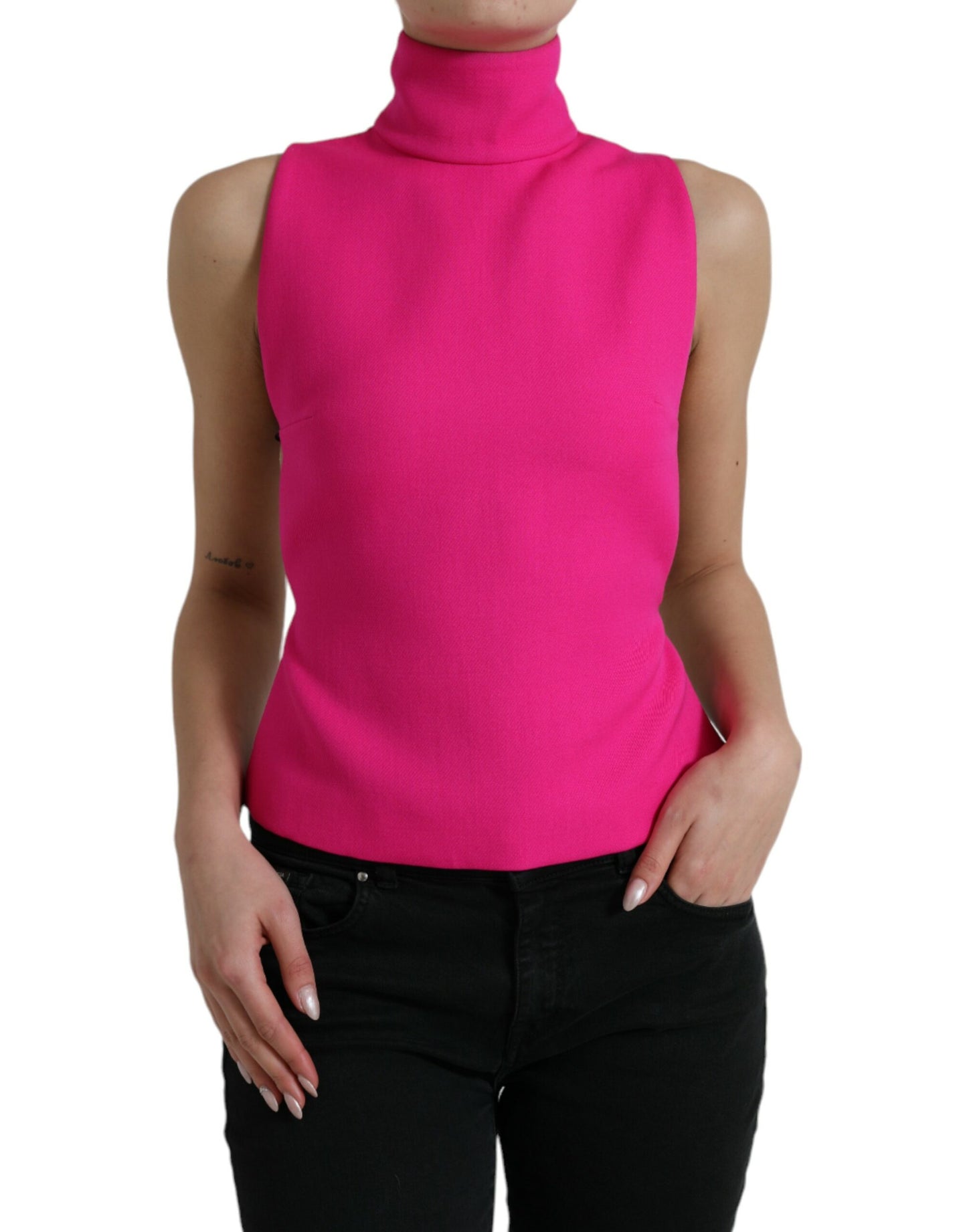 Elegante blusa de lana sin mangas con cuello alto en color rosa