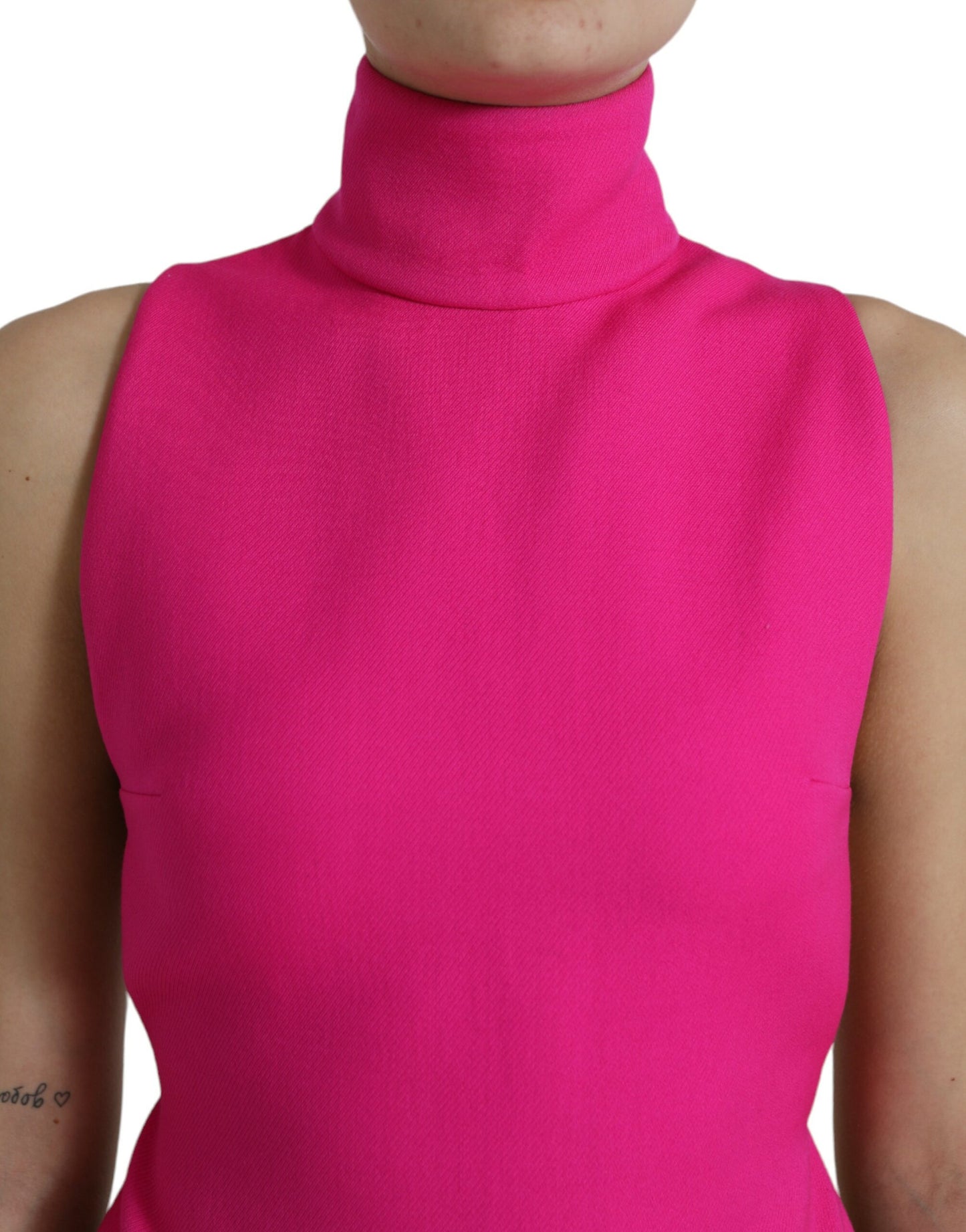 Elegante blusa de lana sin mangas con cuello alto en color rosa