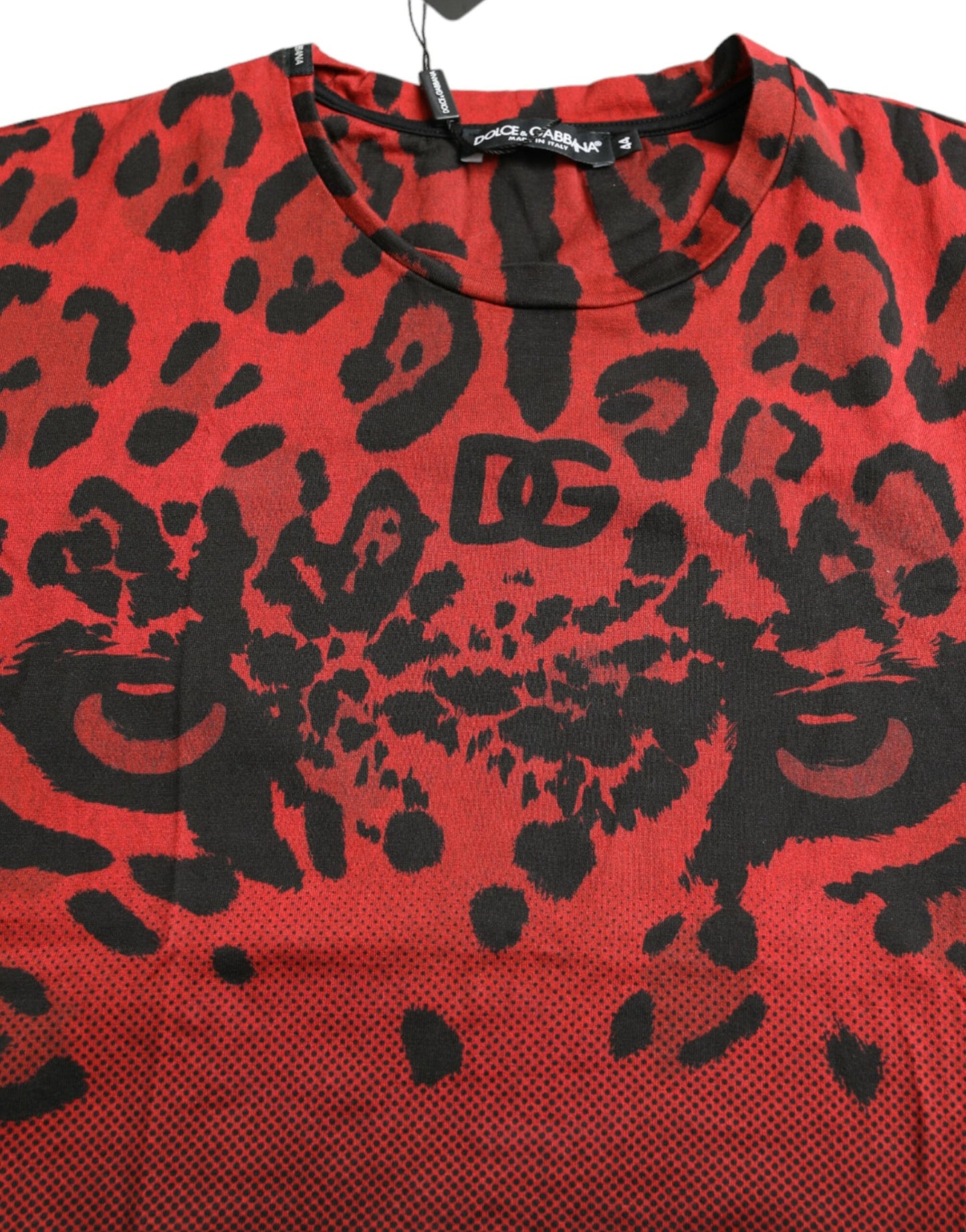 Rotes Rundhals-T-Shirt mit Leopardenmuster