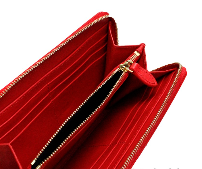 Cartera de mano continental de cuero con logotipo en relieve rojo de Elmore