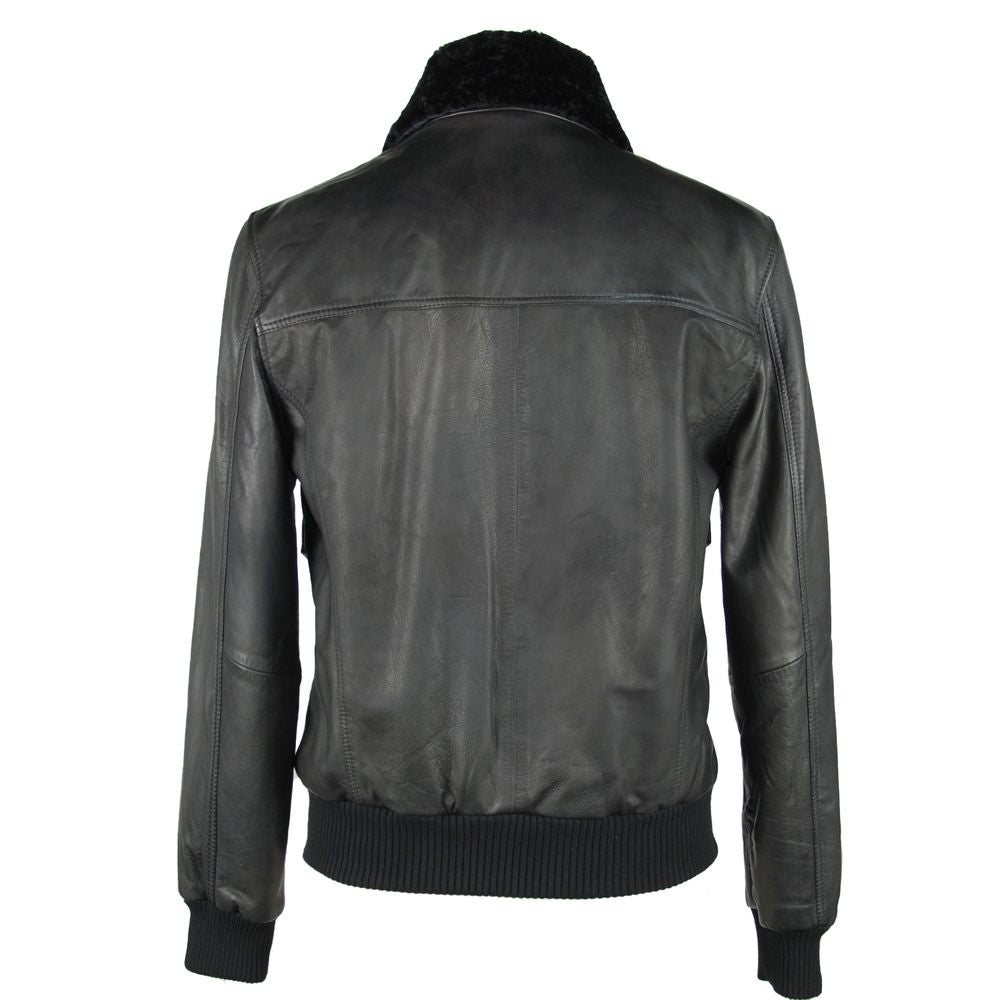 Chaqueta elegante de cuero negro con cremallera