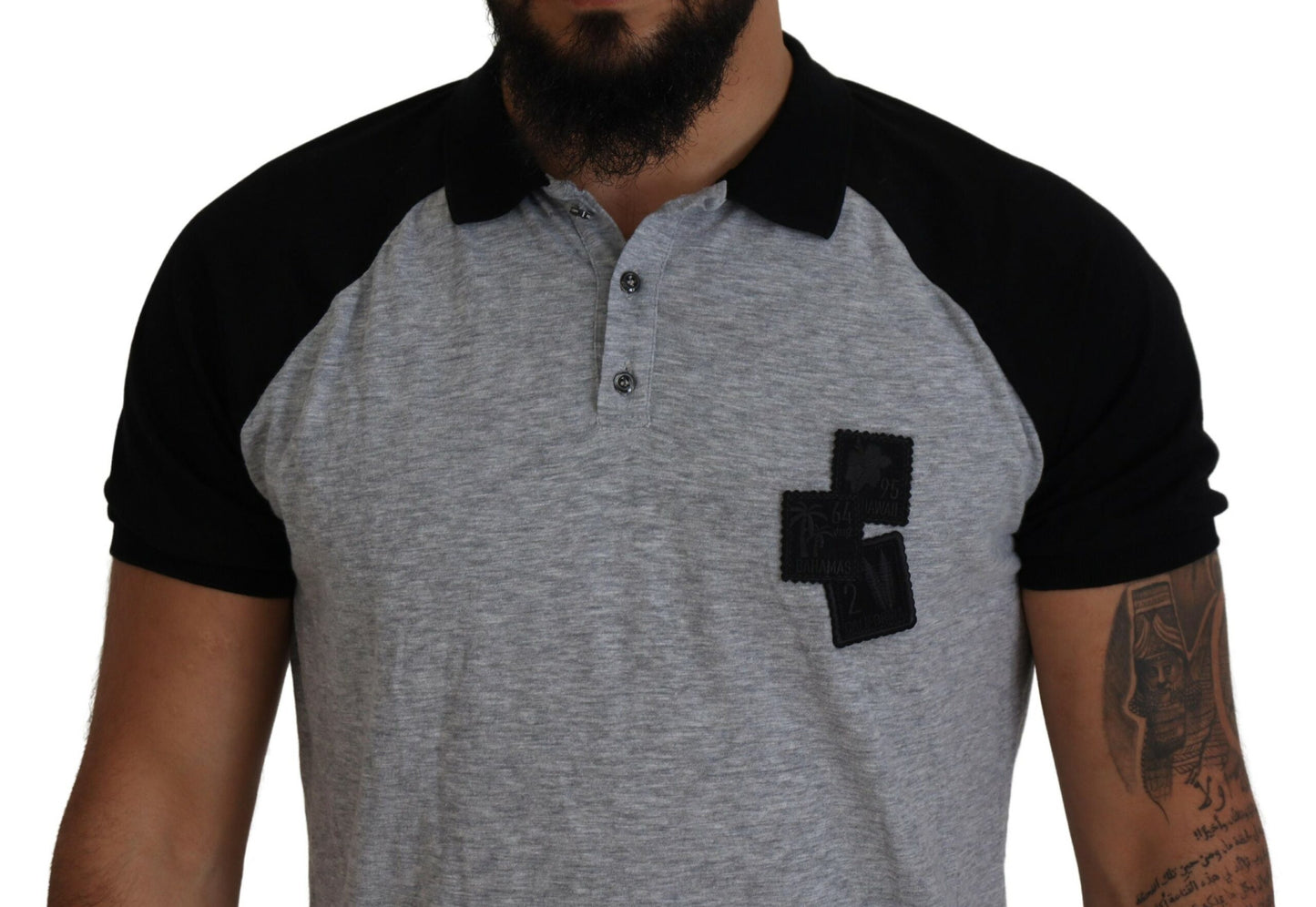 Camiseta de algodón gris y negra con cuello y mangas cortas