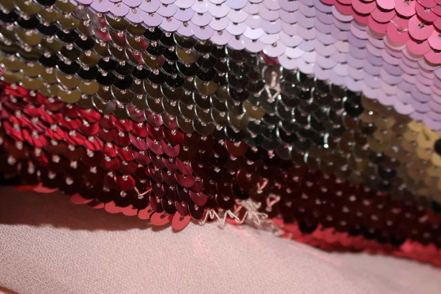 Rosa Kleid mit Blumenmuster und Pailletten