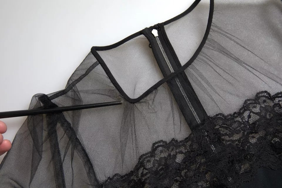 Schwarzes, transparentes Midi-Etuikleid aus floraler Spitze