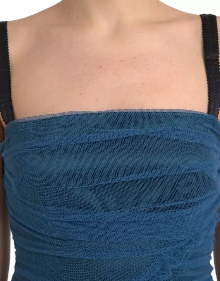 Blaues Etuikleid aus gerüschtem Tüll mit Netzbesatz
