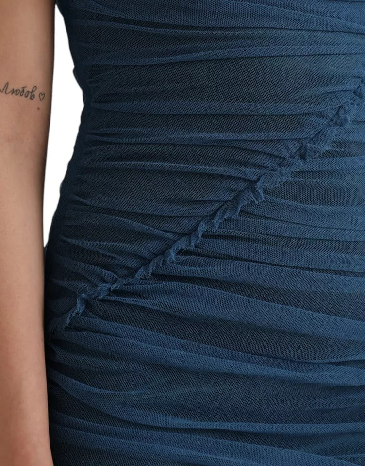 Blaues Etuikleid aus gerüschtem Tüll mit Netzbesatz