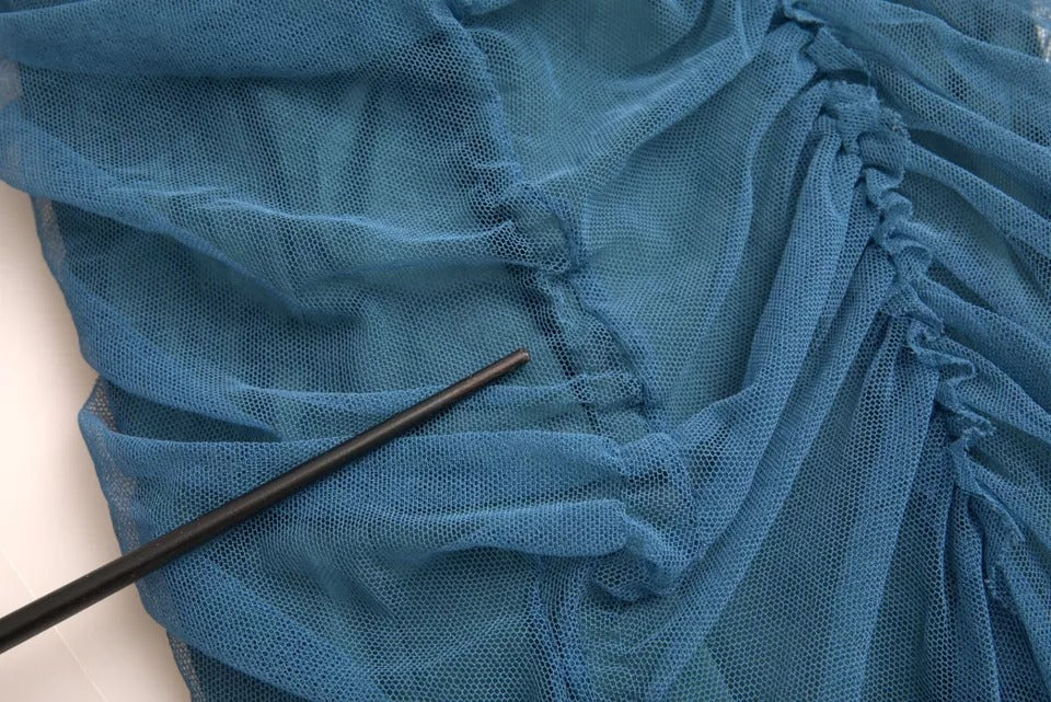 Blaues Etuikleid aus gerüschtem Tüll mit Netzbesatz