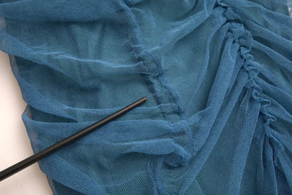 Blaues Etuikleid aus gerüschtem Tüll mit Netzbesatz