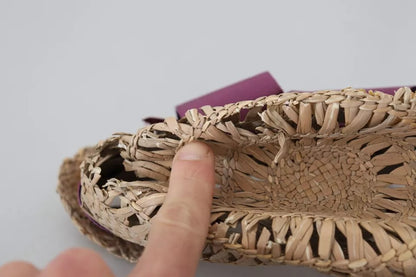 Brauner Strohhut mit Blumenverzierung