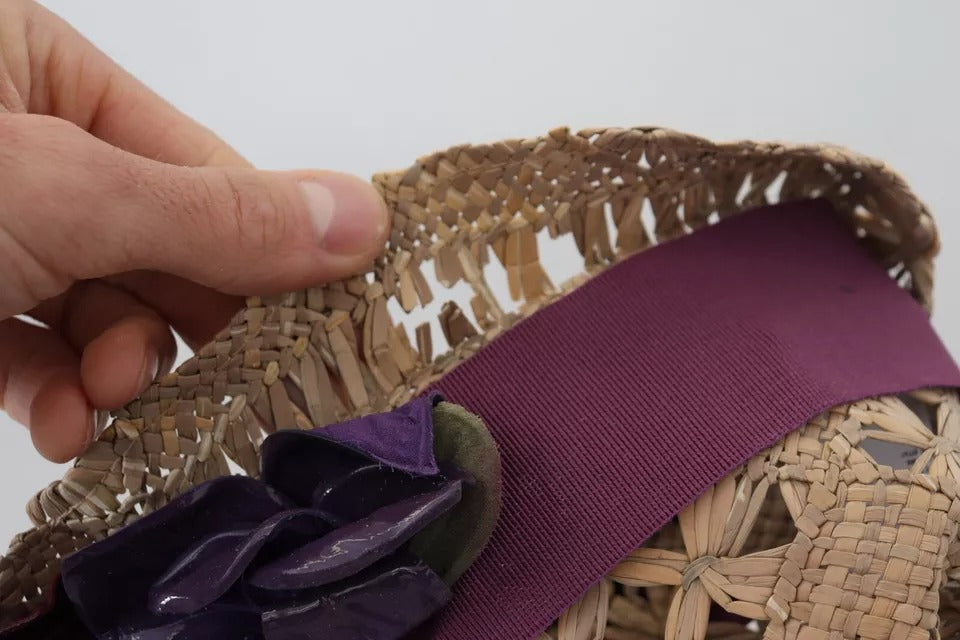 Brauner Strohhut mit Blumenverzierung