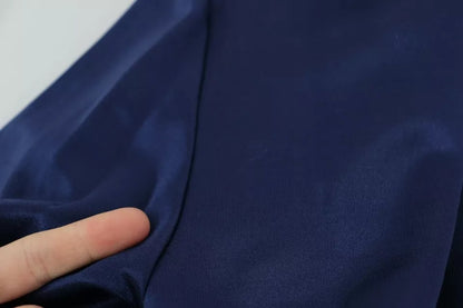 Blauer Pullover mit gestreiftem Königsbienen-Aufnäher und Wappen