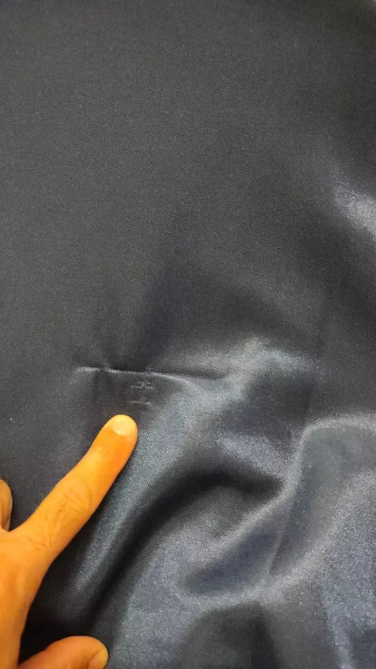 Blauer Pullover mit gestreiftem Königsbienen-Aufnäher und Wappen