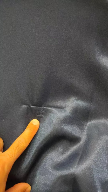 Blauer Pullover mit gestreiftem Königsbienen-Aufnäher und Wappen