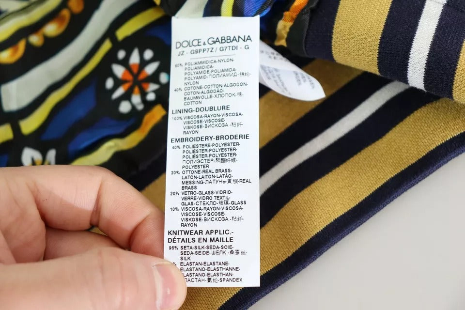 Blauer Pullover mit gestreiftem Königsbienen-Aufnäher und Wappen