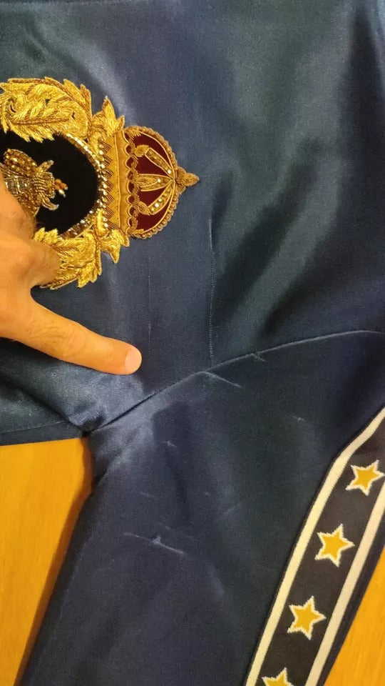 Blauer Pullover mit gestreiftem Königsbienen-Aufnäher und Wappen