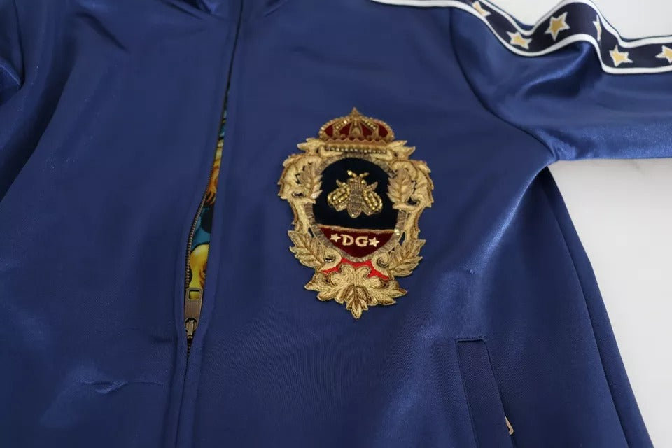 Blauer Pullover mit gestreiftem Königsbienen-Aufnäher und Wappen