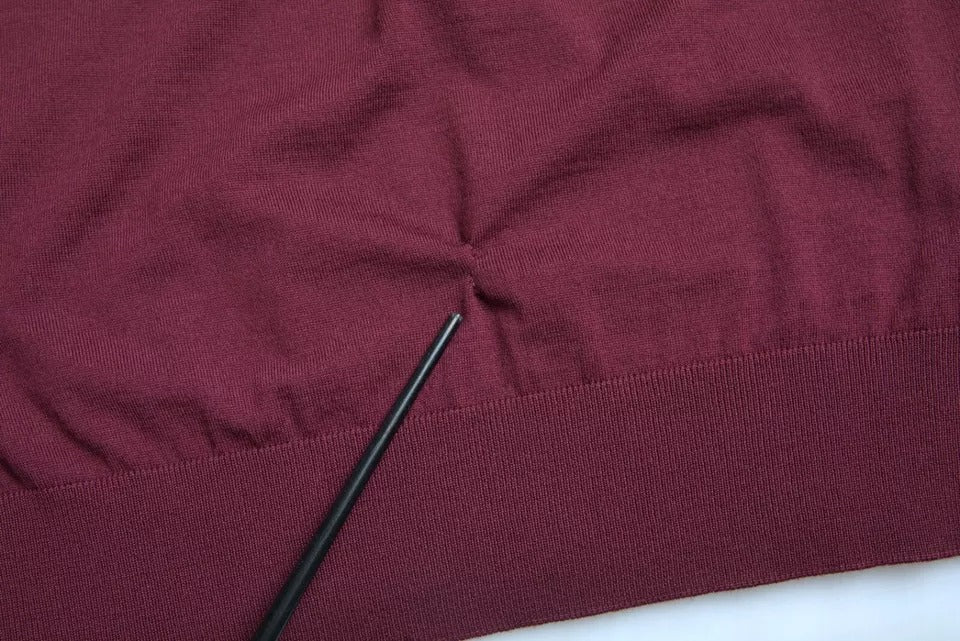 Bordeauxfarbener Pullover aus Wollstrick mit Rundhalsausschnitt