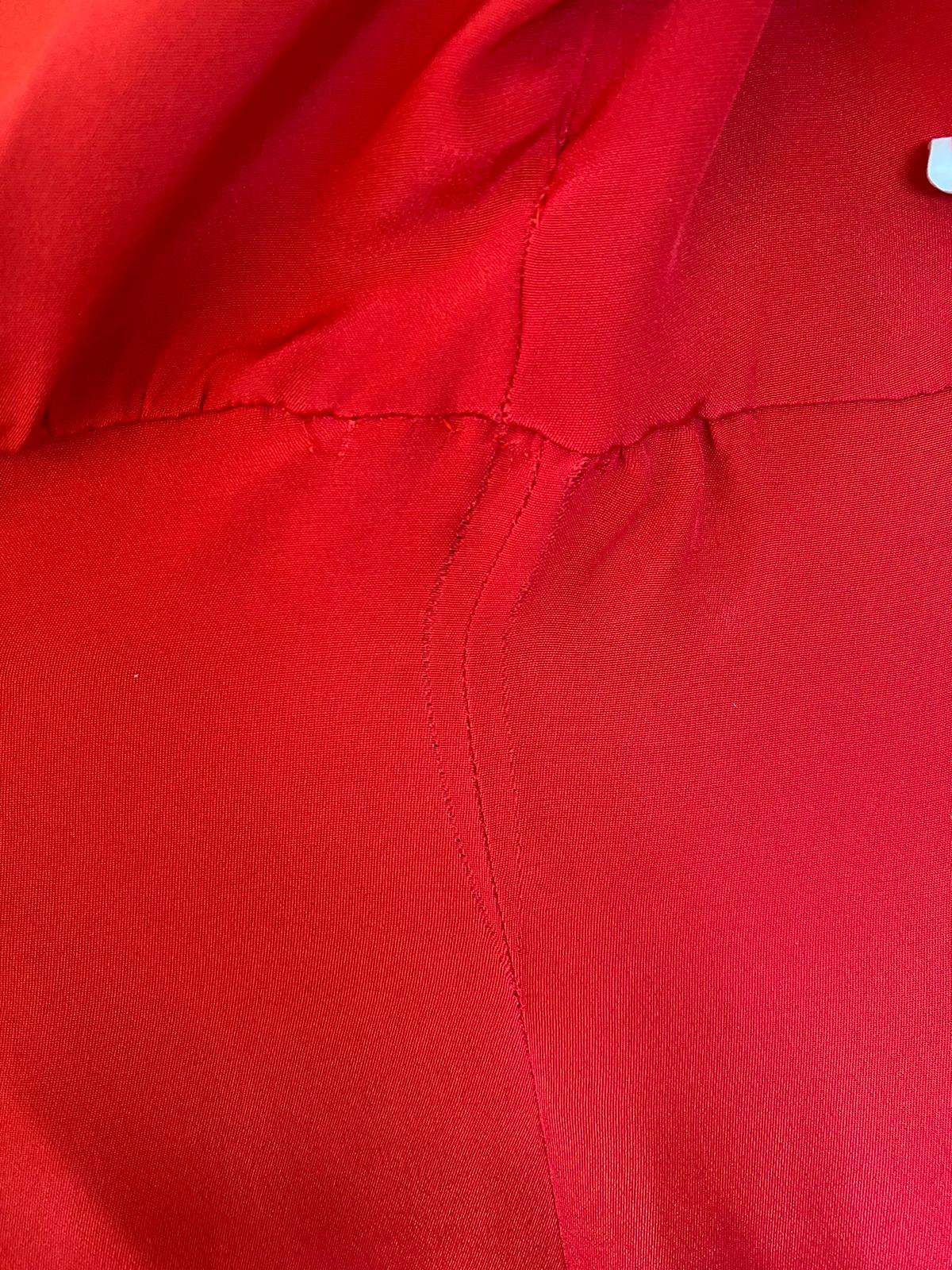 Elegantes rotes knielanges A-Linien-Kleid aus Seide