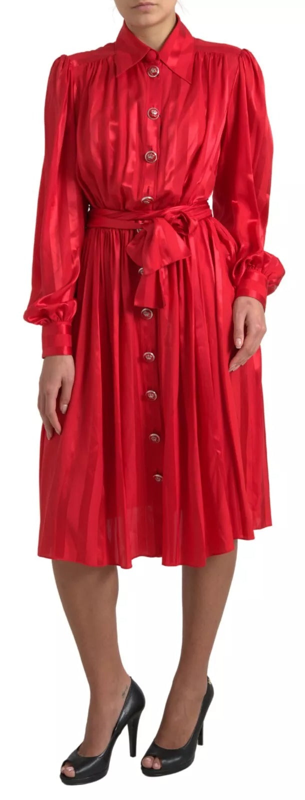 Elegante vestido midi de seda roja con detalle de botones